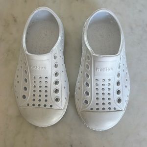 Toddler size 6 // white native shoes //